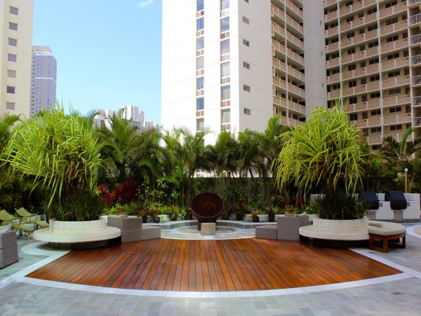 Honolulu Two Bedroom Condo with Balcony Sleeps 6