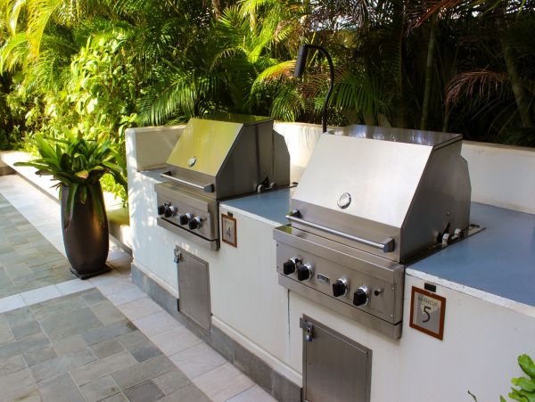 Honolulu Two Bedroom Condo with Balcony Sleeps 6