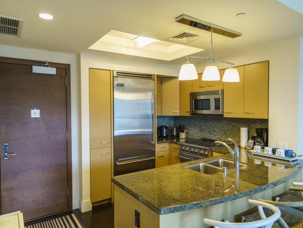 Honolulu Two Bedroom Condo with Balcony Sleeps 6