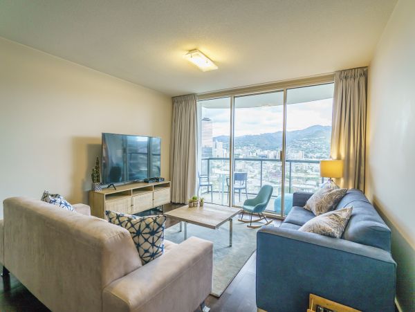 Honolulu Two Bedroom Condo with Balcony Sleeps 6