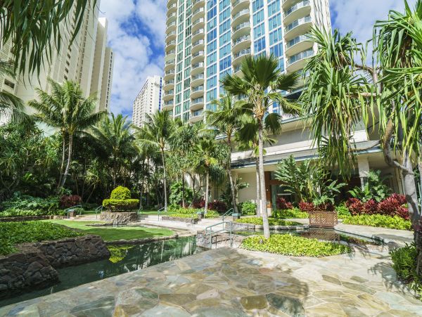 Honolulu Two Bedroom Condo with Balcony Sleeps 6