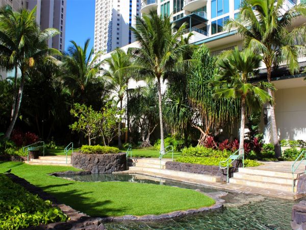 Honolulu Two Bedroom Condo with Balcony Sleeps 6