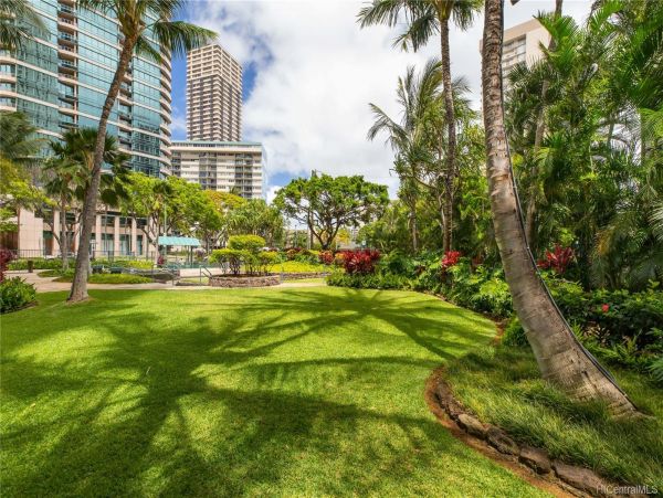 Honolulu Two Bedroom Condo with Balcony Sleeps 6