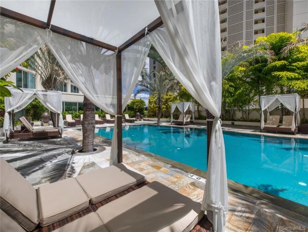 Honolulu Two Bedroom Condo with Balcony Sleeps 6