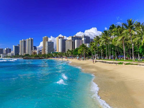 Honolulu Two Bedroom Condo with Balcony Sleeps 6