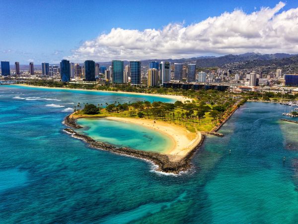 Honolulu Two Bedroom Condo with Balcony Sleeps 6