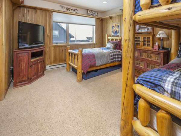 Spacious Three Bedroom Condo Ski in Ski out