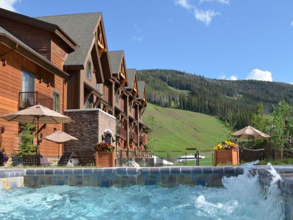 Spacious Three Bedroom Condo Ski in Ski out