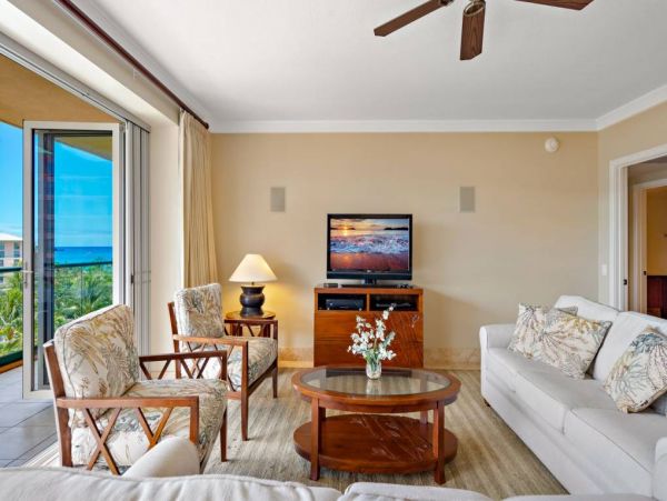 Beachfront Five Bedroom Rental Condo in Kaanapali