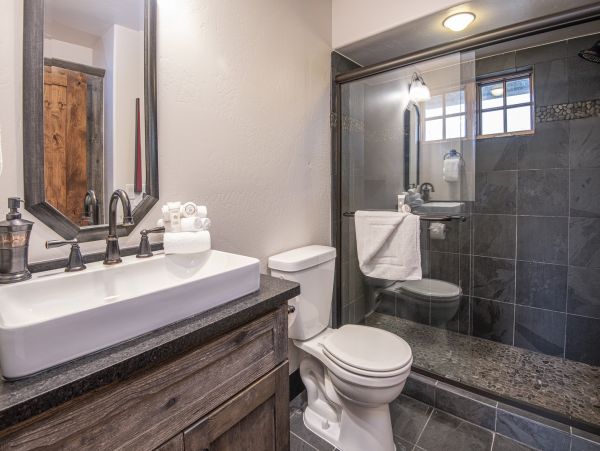 Gorgeous 3 Bedroom Condo in Vail Sleeps 10