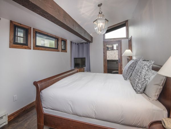 Gorgeous 3 Bedroom Condo in Vail Sleeps 10
