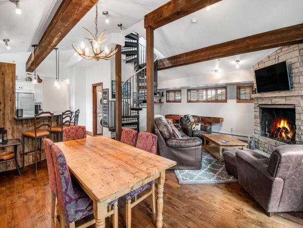 Gorgeous 3 Bedroom Condo in Vail Sleeps 10