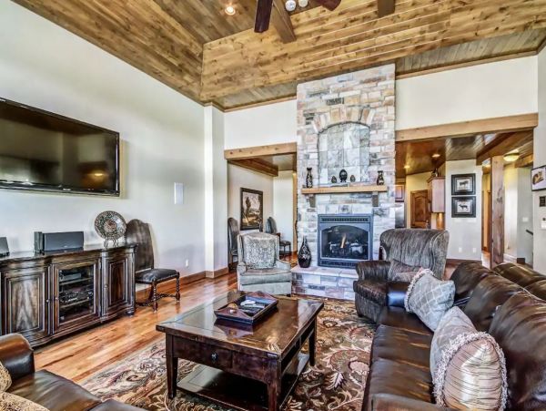 Four Bedroom Luxury Vacation Home in Breckenridge Sleeps 16 Guests