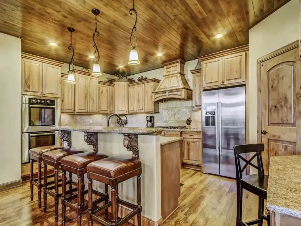 Four Bedroom Luxury Vacation Home in Breckenridge Sleeps 16 Guests
