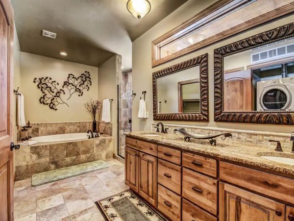 Four Bedroom Luxury Vacation Home in Breckenridge Sleeps 16 Guests
