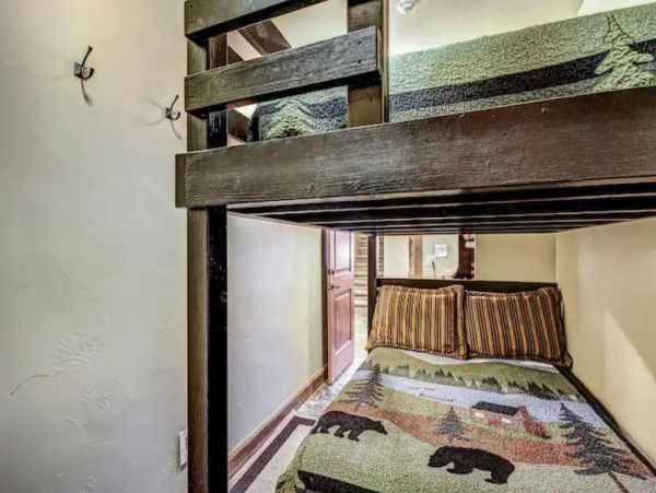 Four Bedroom Luxury Vacation Home in Breckenridge Sleeps 16 Guests