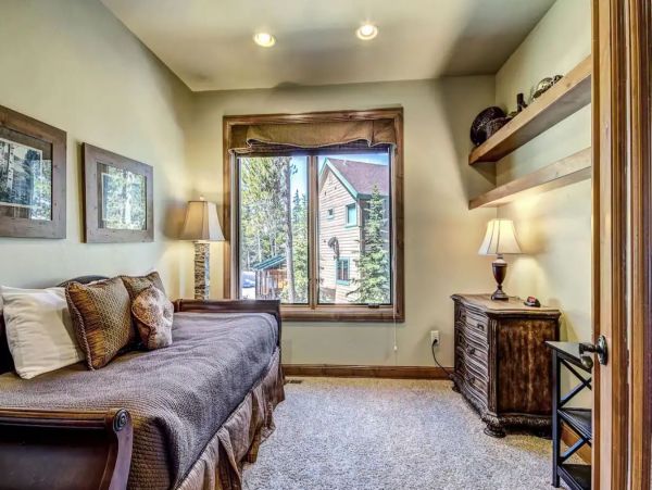 Four Bedroom Luxury Vacation Home in Breckenridge Sleeps 16 Guests