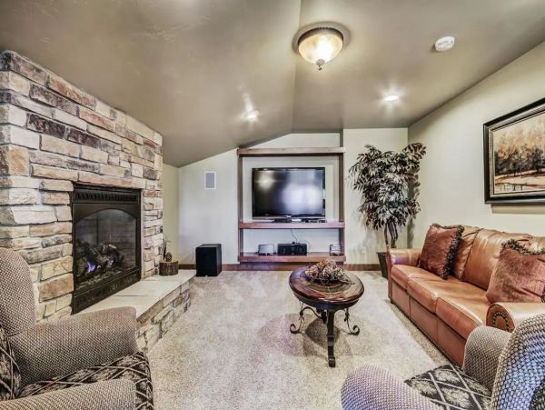 Four Bedroom Luxury Vacation Home in Breckenridge Sleeps 16 Guests