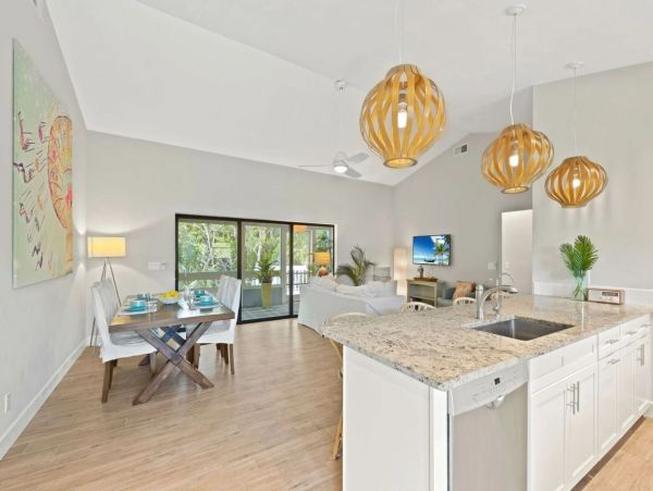 Lovely Vacation Home in Sanibel Close to Beach Sleeps Six