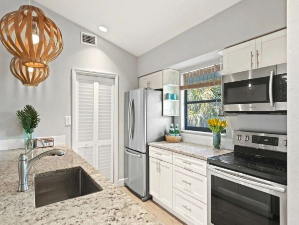 Lovely Vacation Home in Sanibel Close to Beach Sleeps Six