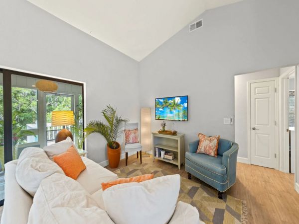 Lovely Vacation Home in Sanibel Close to Beach Sleeps Six