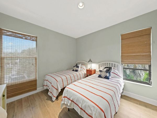 Lovely Vacation Home in Sanibel Close to Beach Sleeps Six