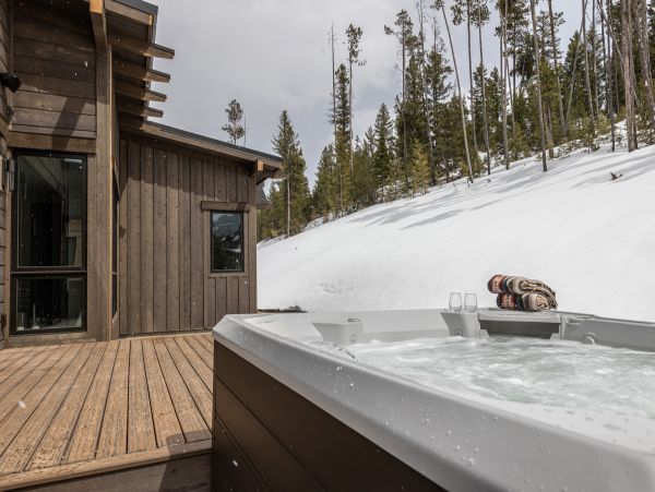 Ultra Lux Ski in Ski out home ins Spanish Peaks sleeps 14