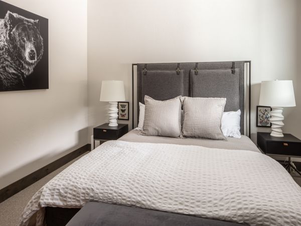 Ultra Lux Ski in Ski out home ins Spanish Peaks sleeps 14
