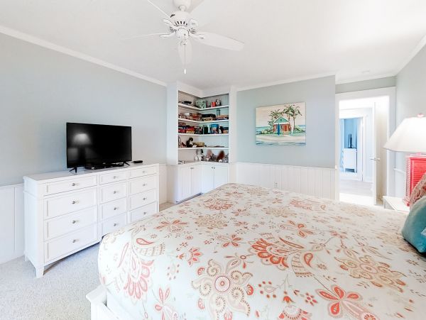 5 Bedroom- 5.5 bathroom house with patio, private pool and beach access