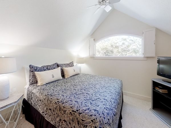 5 Bedroom- 5.5 bathroom house with patio, private pool and beach access