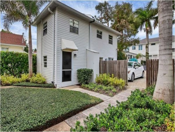 Walk to Beach Two Bedroom Cozy Cottage in Boca Grande