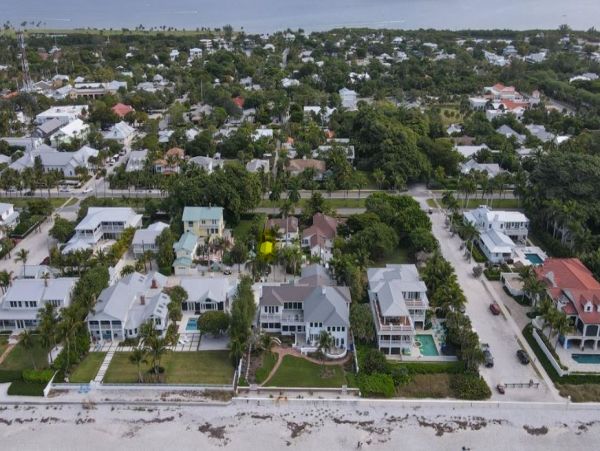 Walk to Beach Two Bedroom Cozy Cottage in Boca Grande