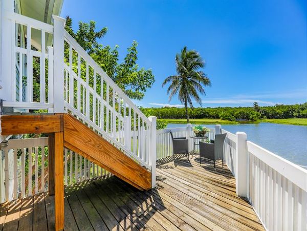 Lake View Three Bedroom House with Private Pool