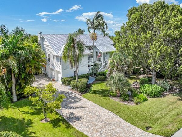 Lake View Three Bedroom House with Private Pool