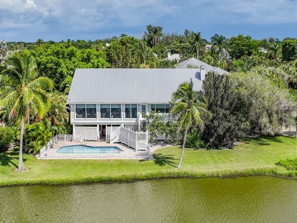 Lake View Three Bedroom House with Private Pool