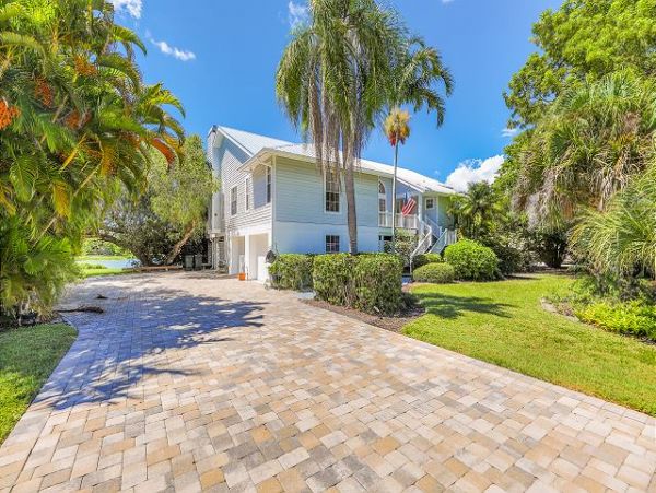 Lake View Three Bedroom House with Private Pool
