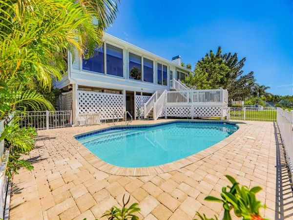Lake View Three Bedroom House with Private Pool