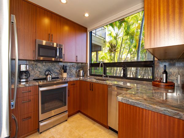 Gorgeous Lahaina Vacation Villa Walk to Beach Sleeps Six Guests