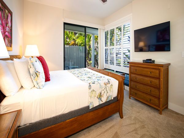 Gorgeous Lahaina Vacation Villa Walk to Beach Sleeps Six Guests