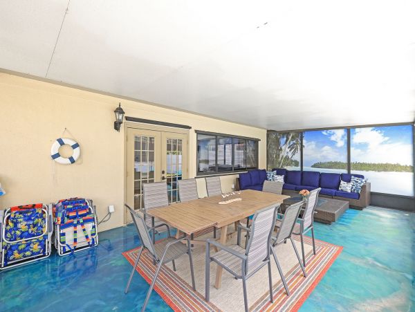 Lovely Four Bedroom Home in Naples Walk to Beach