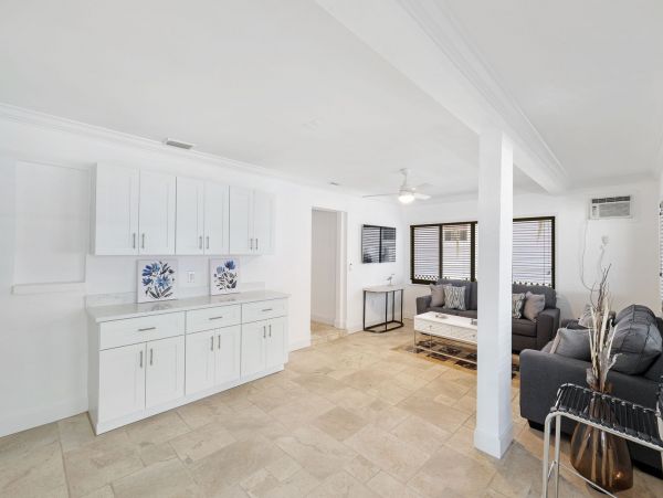 Lovely Four Bedroom Home in Naples Walk to Beach