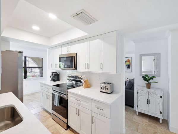 Lovely Four Bedroom Home in Naples Walk to Beach