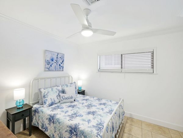 Lovely Four Bedroom Home in Naples Walk to Beach