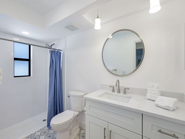 Lovely Four Bedroom Home in Naples Walk to Beach