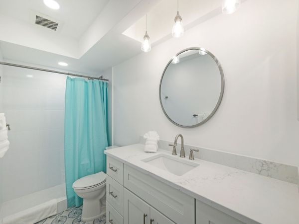 Lovely Four Bedroom Home in Naples Walk to Beach