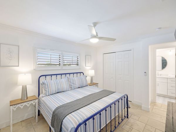 Lovely Four Bedroom Home in Naples Walk to Beach