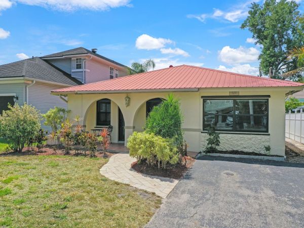 Lovely Four Bedroom Home in Naples Walk to Beach