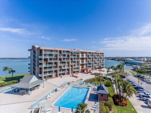 Two Bedroom Vacation Condo in Treasure Island