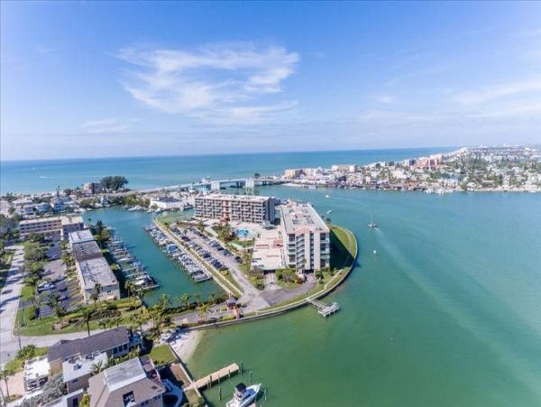 Two Bedroom Vacation Condo in Treasure Island