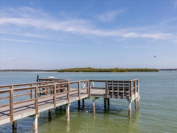 Two Bedroom Vacation Condo in Treasure Island